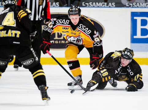 Johan Harju, Luleå, kämpar om pucken med Tobias Viklund,
