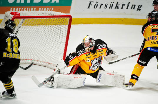 Kent McDonell, AIK, gör 1-0 bakom David Rautio, målvakt,