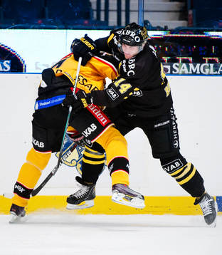 Daniel Rudslätt, AIK, tacklar en luleåspelare