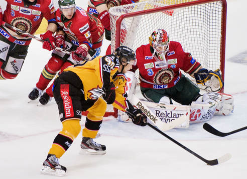 Johan Harju, Luleå, framför Magnus Hellberg, målvakt,