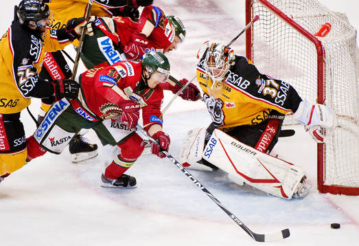 Per-Johan Axelsson, Frölunda jagar pucken framför Johan