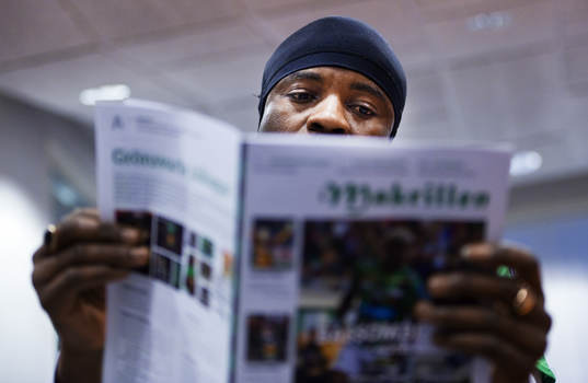 Peter Ijeh, Gais, läser en tidning