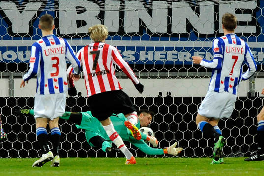 Ola Toivonen, PSV, gör 0-3. Kenny Steppe, målvakt,