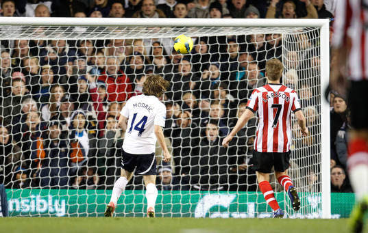Luka Modric, Tottenham, skjuter över ribban