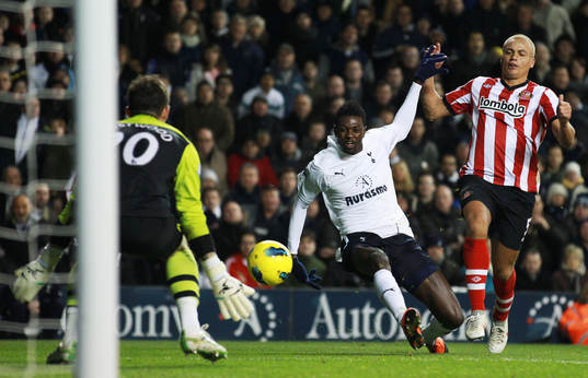 Emmanuel Adebayor, Tottenham, har ett skott på mål. Wes