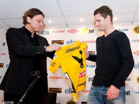 Joackim Jörgensen klar för Elfsborg, här med klubbchef