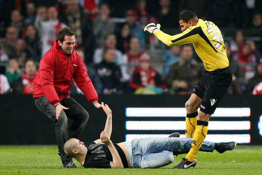 Esteban Alvarado, målvakt, AZ attackeras av en huligan