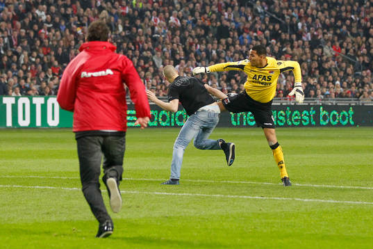 Esteban Alvarado, målvakt, AZ attackeras av en huligan