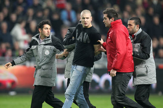 Esteban Alvarado, målvakt, AZ attackeras av en huligan