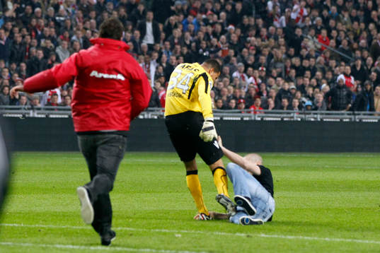 Esteban Alvarado, målvakt, AZ attackeras av en huligan
