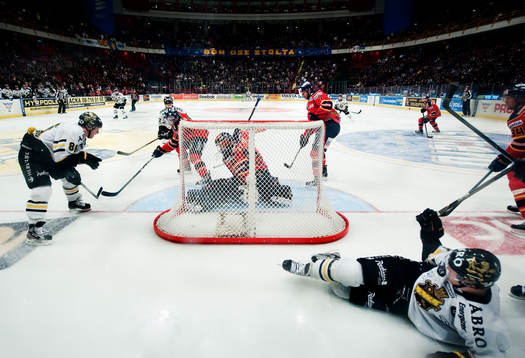 Oscar Ahlström, AIK, oroar framför Gustaf Wesslau,