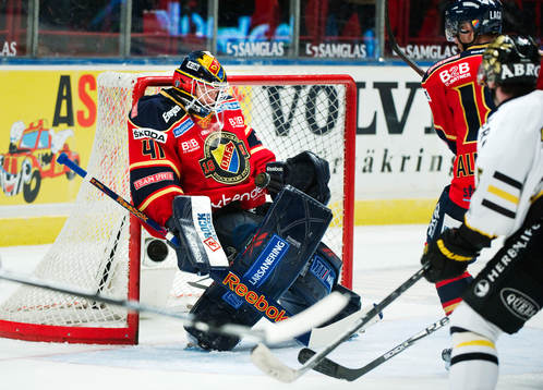 Gustaf Wesslau, målvakt, Djurgården, räddar ett skott