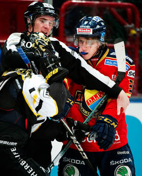En linjedomare går emellan och skiljer Daniel Rudslätt,
