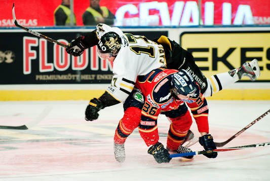 Fredrik Carlsson, AIK, blir tacklad av Philip Holm,