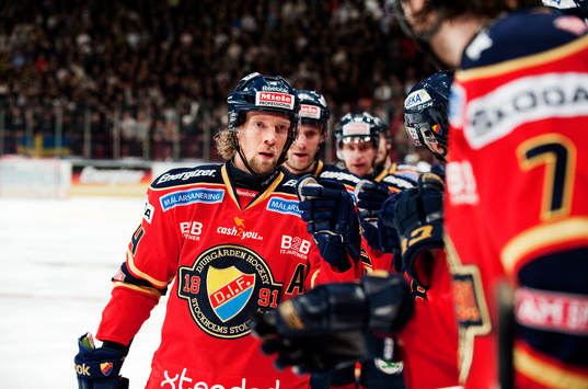 Daniel Tjärnqvist, Djurgården, gratuleras till sitt