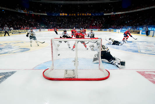 Daniel Tjärnqvist, Djurgården, skjuter in 1-0 bakom