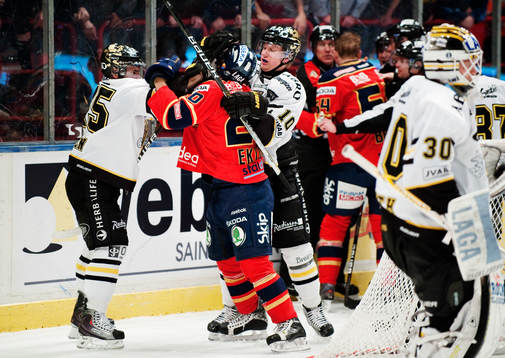 Oscar Steen och Richard Gynge, AIK, pucklar på Christian
