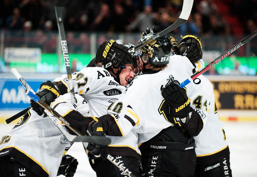 Robert Rosén och Richard Gynge, AIK, närmast i bild,