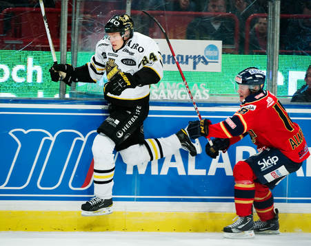 Patric Blomdahl, AIK, tar sig förbi Jonas Almtorp,