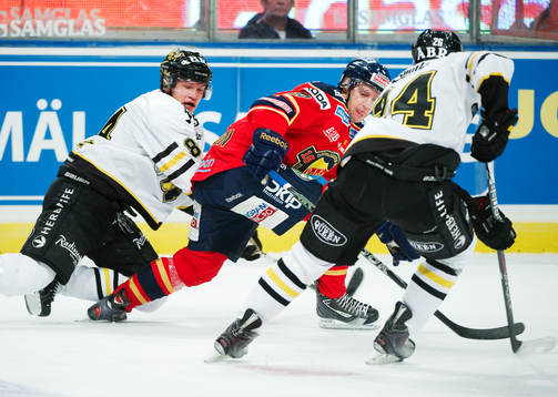 Patric Blomdahl och Mattias Janmark Nylén, AIK, kämpar