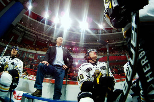 Roger Melin, tränare, och Richard Gynge, AIK. Bås, bänk,