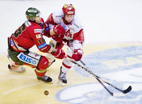 Anton Axelsson, Frölunda tacklar Oscar Hedman, Timrå