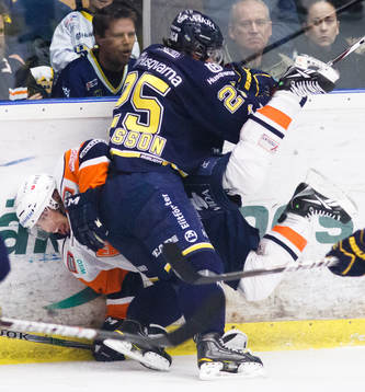 Mattias Karlsson, HV71 tacklar Steve Saviano, Växjö