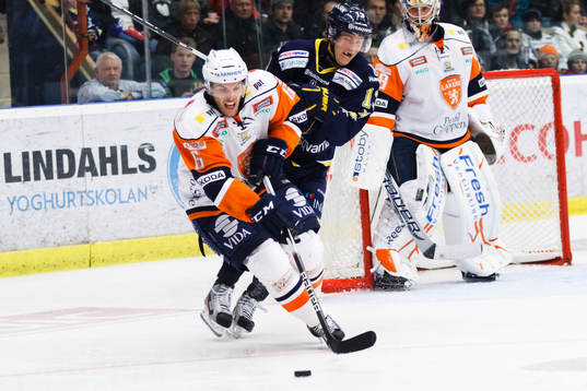 Jonas Holös, Växjö med pucken framför Oscar Sundh, HV71