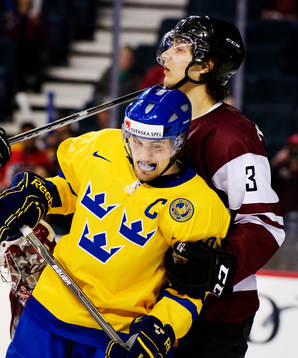 Johan Larsson, Sverige, hålls fast av Nikita Kolesnikovs,