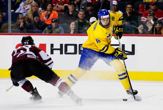 Toms Andersons, Lettland, blir lurad av Filip Forsberg,