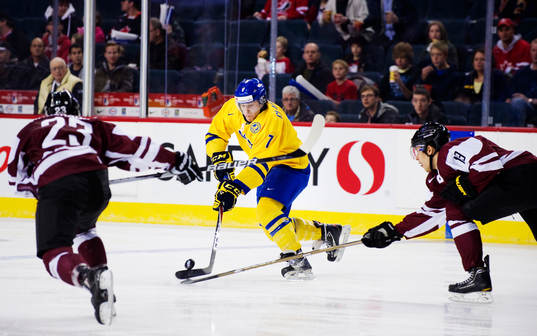 Fredrik Claesson, Sverige, kontrollerar pucken