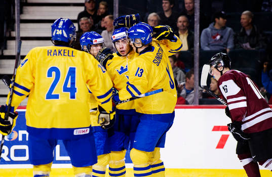 Mika Zibanejad, Sverige, kramas om