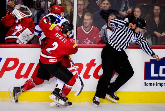 Cedric Hächler, Schweiz, tacklar Sergei Barbashev, Ryssland
