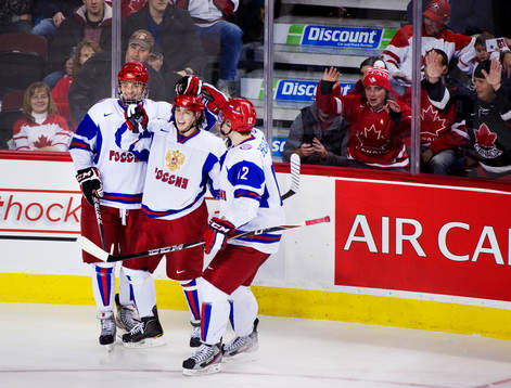 Nikita Gusev, Ryssland, i mitten, gratuleras till sitt
