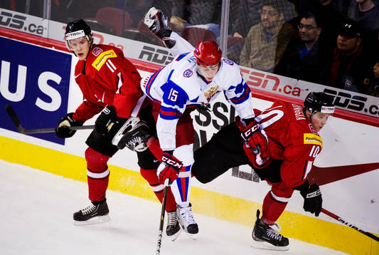 Pavel Kulikov, Ryssland, blir tacklad av Gaetan Haas och