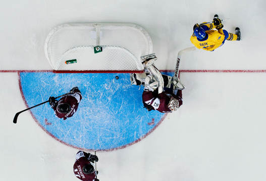 Kristers Gudlevskis, målvakt, Lettland, ligger ner