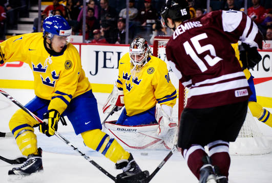 Johan Gustafsson, målvakt, Sverige, räddar ett skott