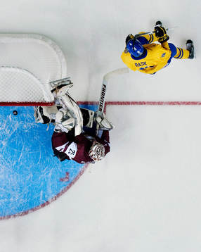 Kristers Gudlevskis, målvakt, Lettland, ligger ner
