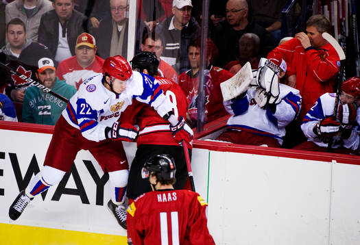 Sergei Barbashev, Ryssland, tacklar Christian Marti, Schweiz