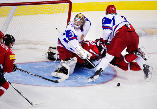 Sven Bartschi, Schweiz, kraschar in i Andrei Vasilevski,