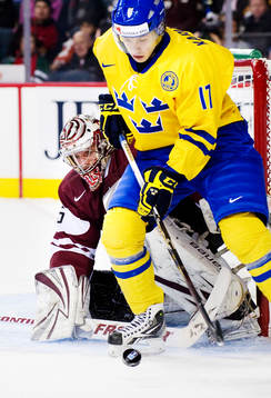 Kristers Gudlevskis, målvakt, Lettland, utmanas av William