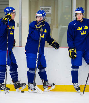 Johan Larsson, i mitten, är tillbaka i träning