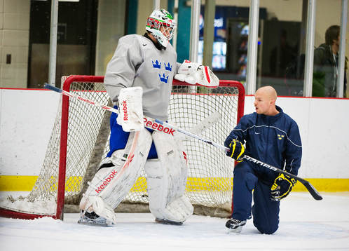 Anton Forsberg, målvakt, ser på Daniel Henriksson,