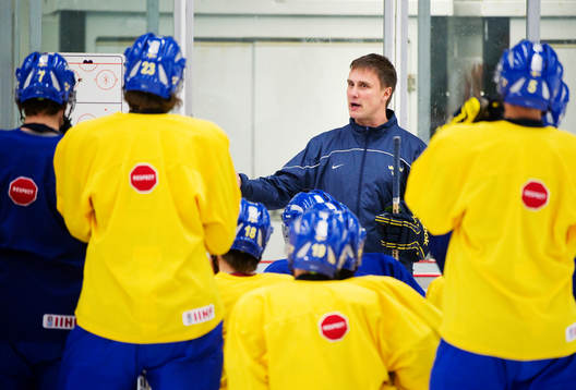Roger Rönnberg, tränare, ger instruktioner