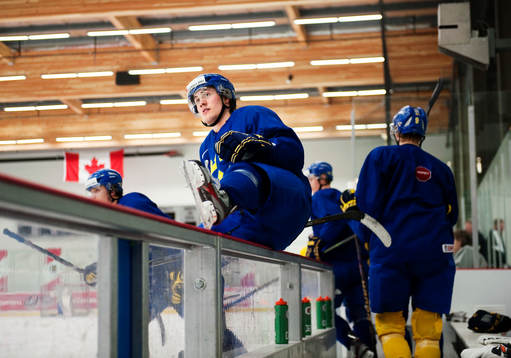 Johan Larsson hoppar in på isen