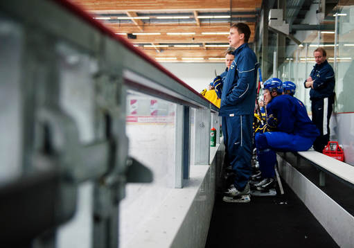 Roger Rönnberg, tränare, blickar ut över spelet