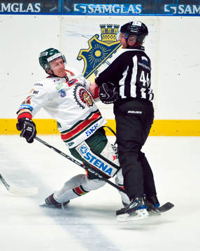 Per-Johan Axelsson, Frölunda krockar med linjedomaren