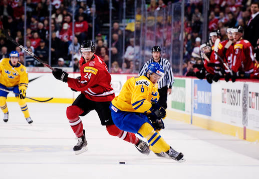 Dario Simion, Schweiz, tar sig förbi Oscar Klefbom, Sverige