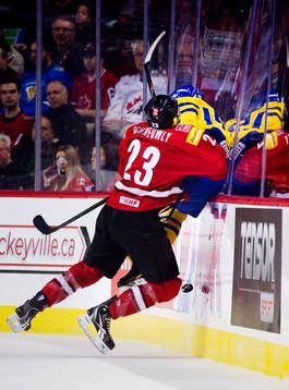 Cedric Schneuwly, Schweiz, tacklar Sebastian Collberg,
