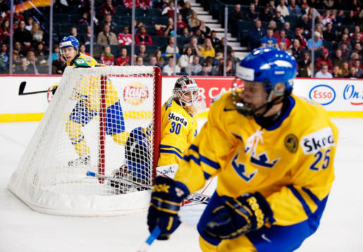Johan Gustafsson, målvakt, Sverige, följer spelet